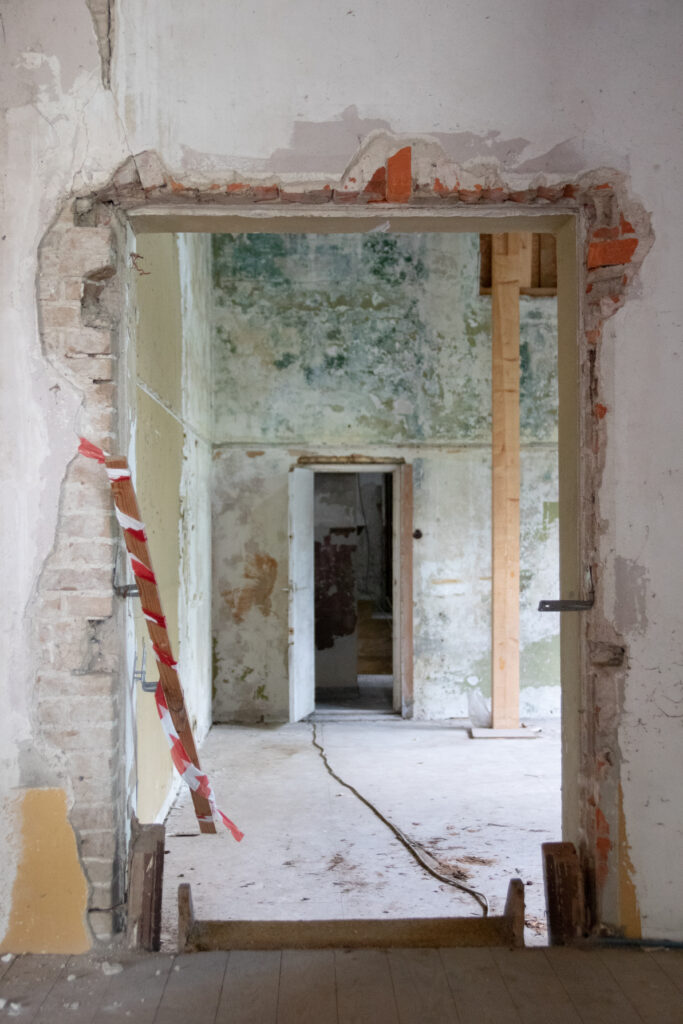 Deurpost Kunstcentrum De Ploeg